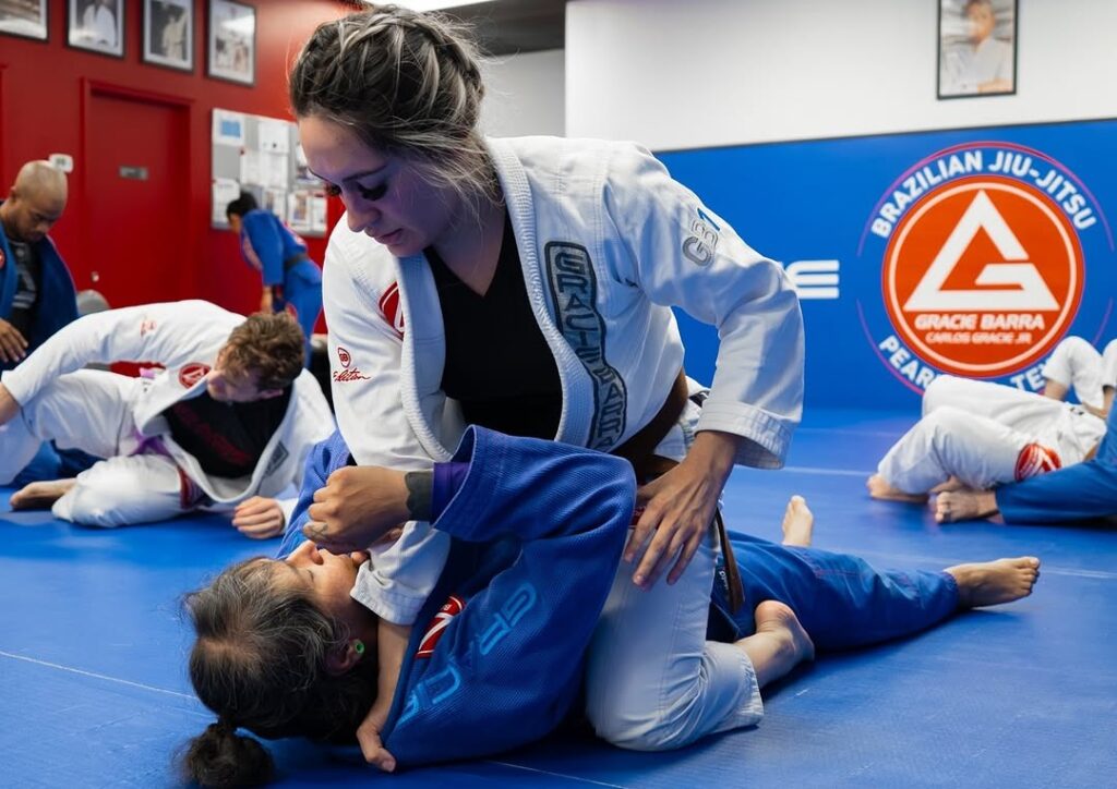 womans training jiu-jitsu