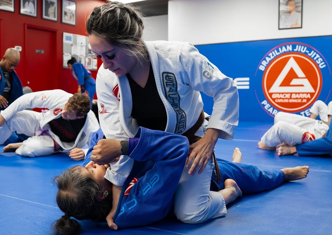 womans training jiu-jitsu